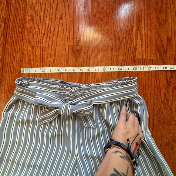 Loft, women’s dressy white with navy stripes Capri pants, size medium - Picture 3 of 6